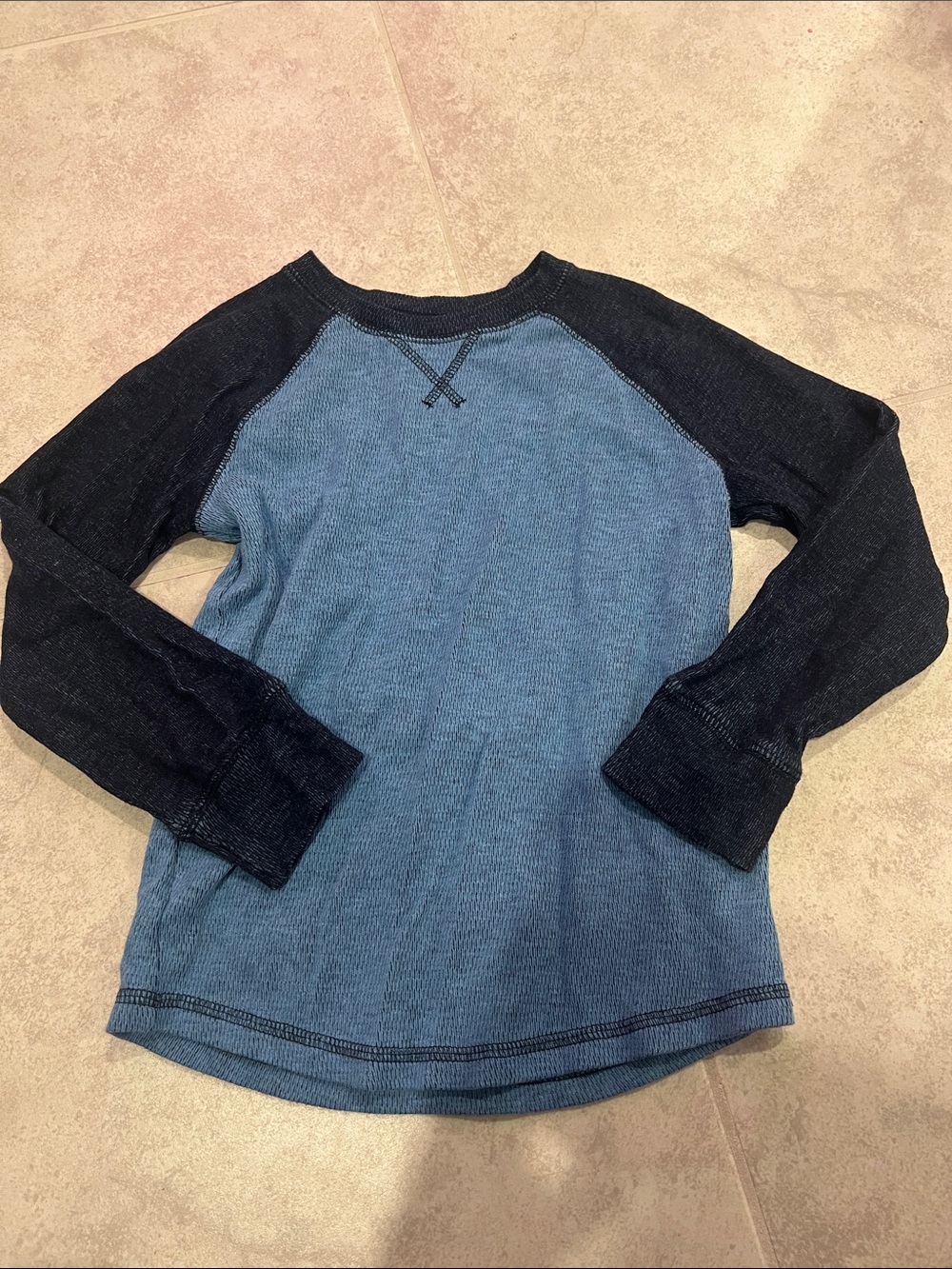 • Arizona Jean Co. Two-Tone Raglan Long Sleeve Top - Blue/Black, size 8 •